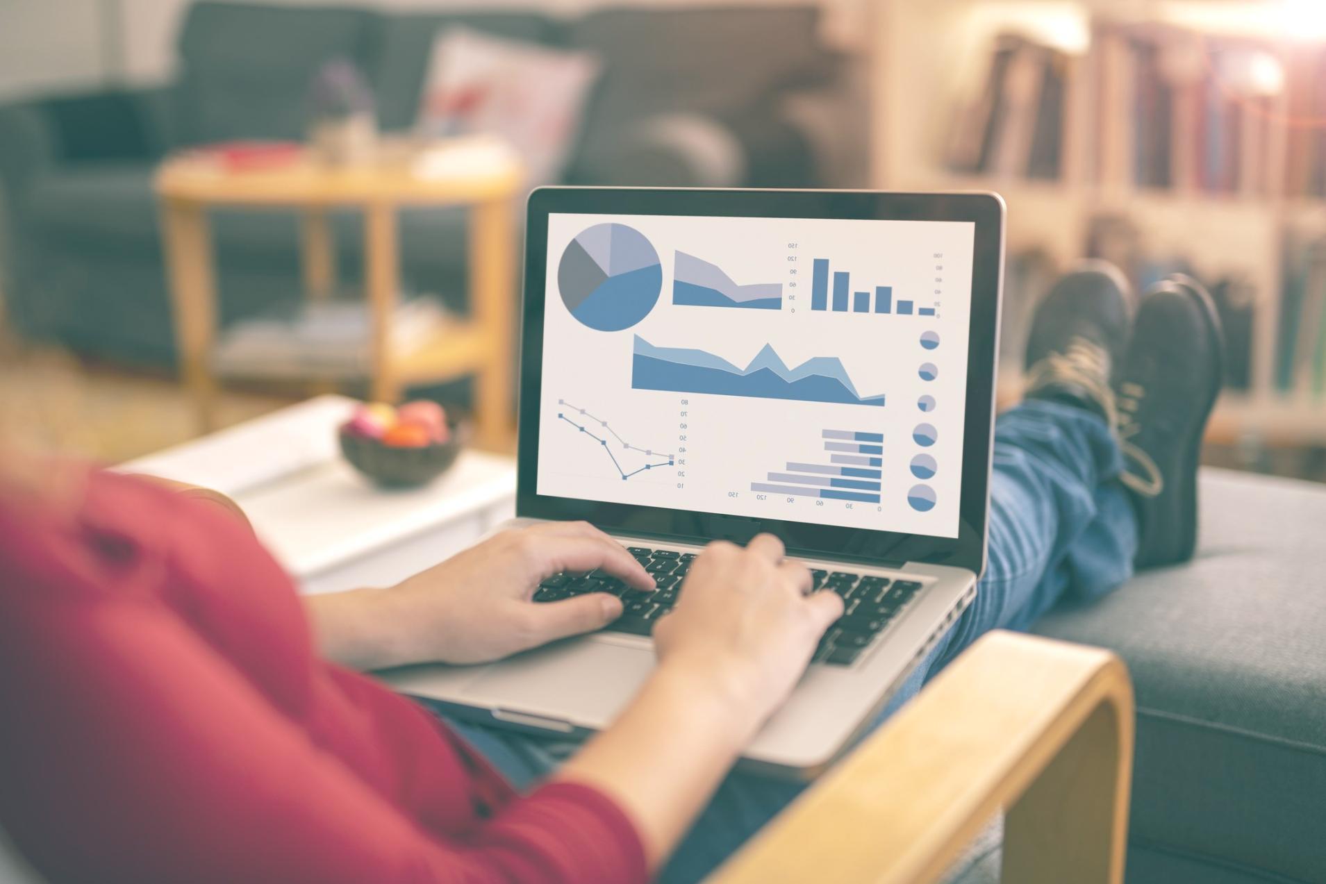 Session de travail en groupe sur l'analyse de marché