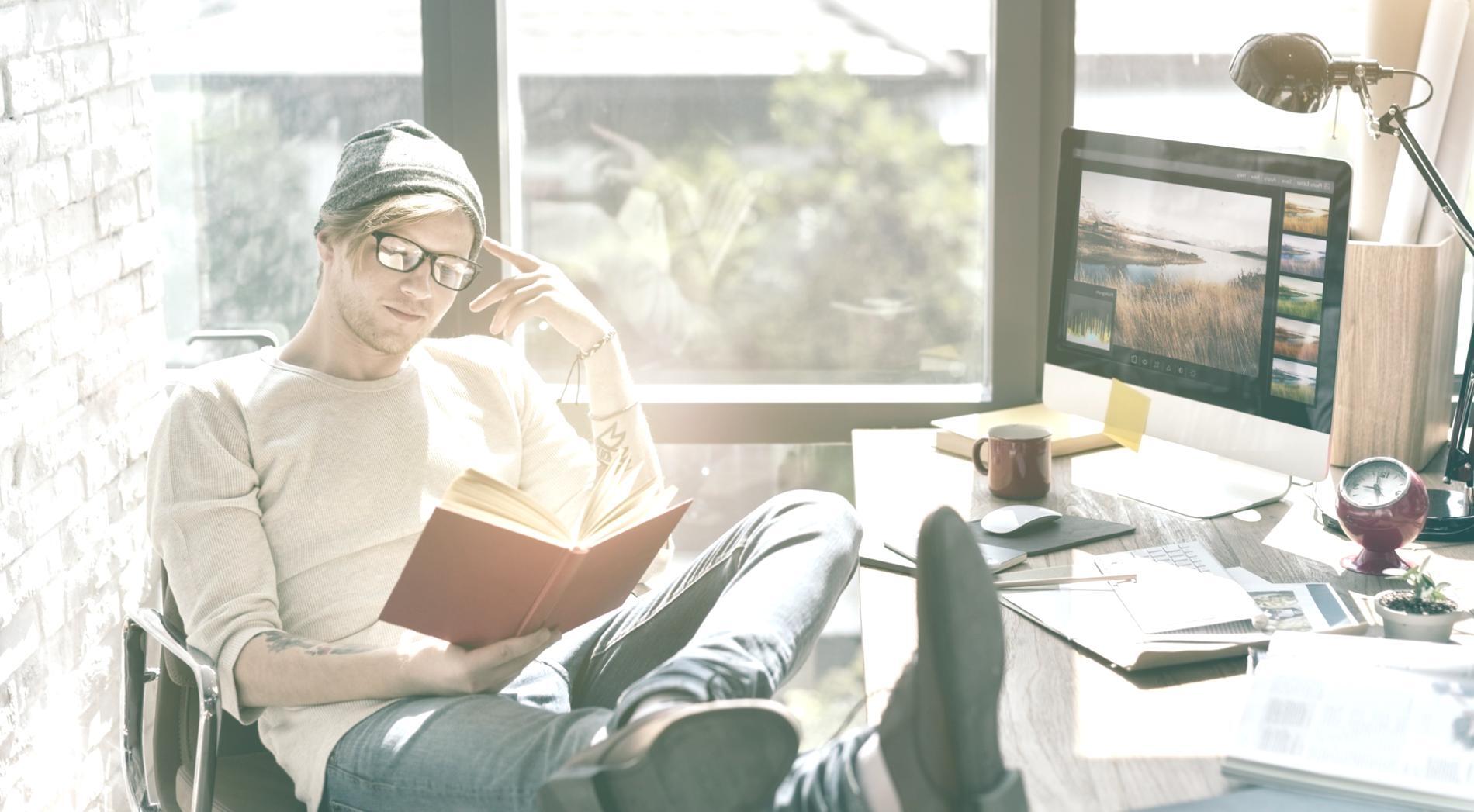 Espace de travail collaboratif avec équipe engagée dans une session stratégique