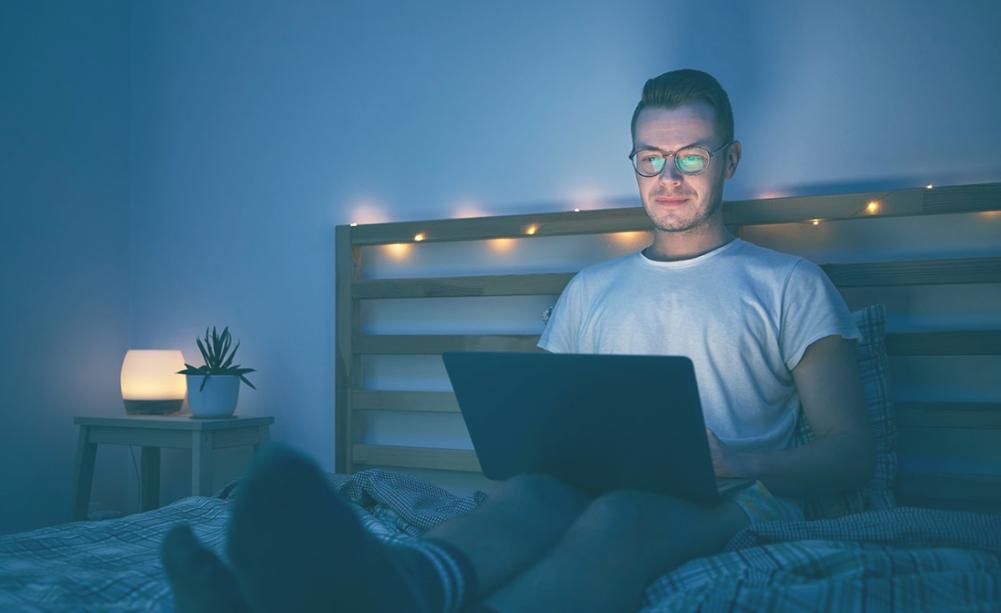 Animateur guidant une discussion stratégique pendant un séminaire