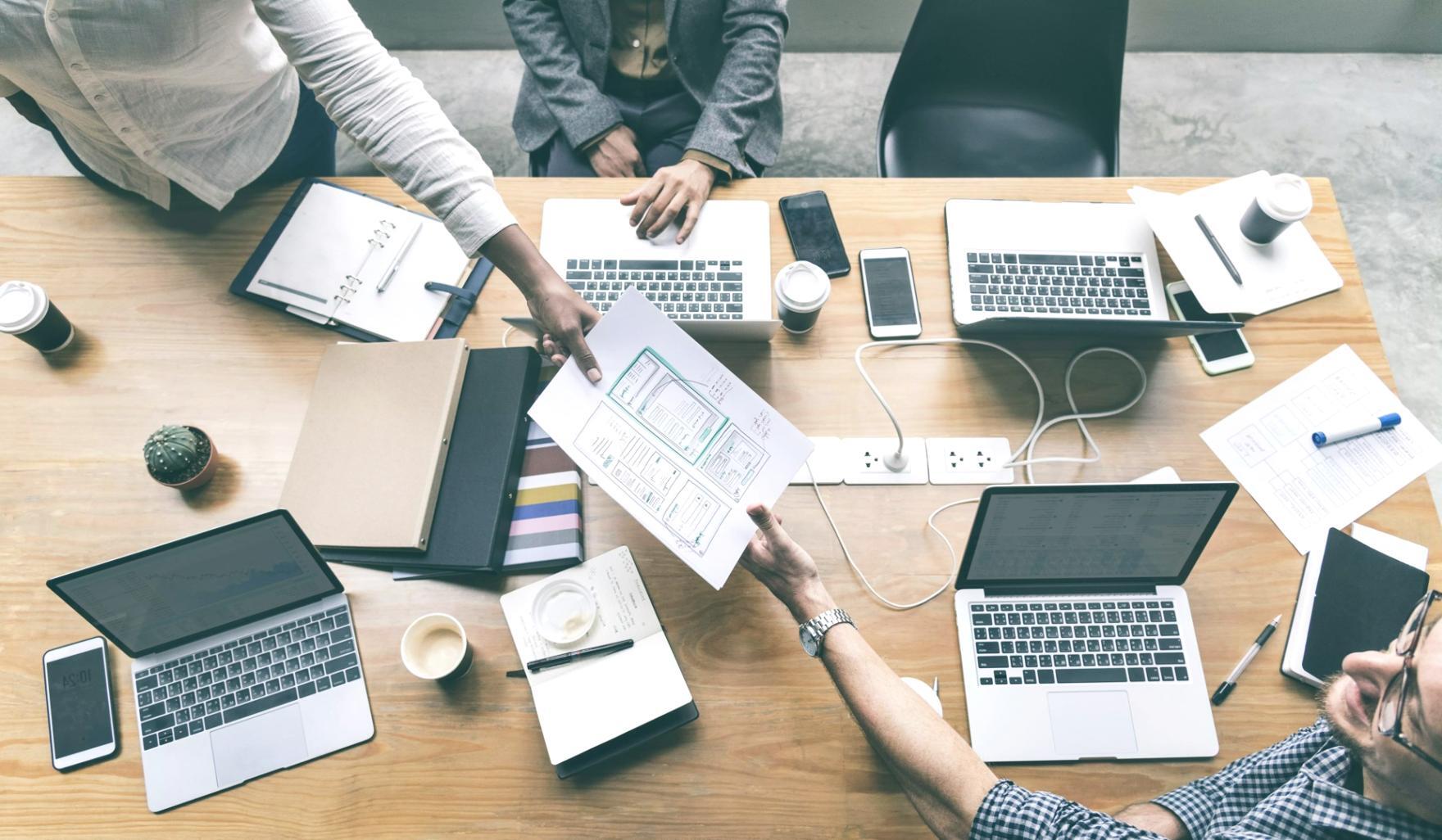 Bureau professionnel avec documentation stratégique et outils de planification