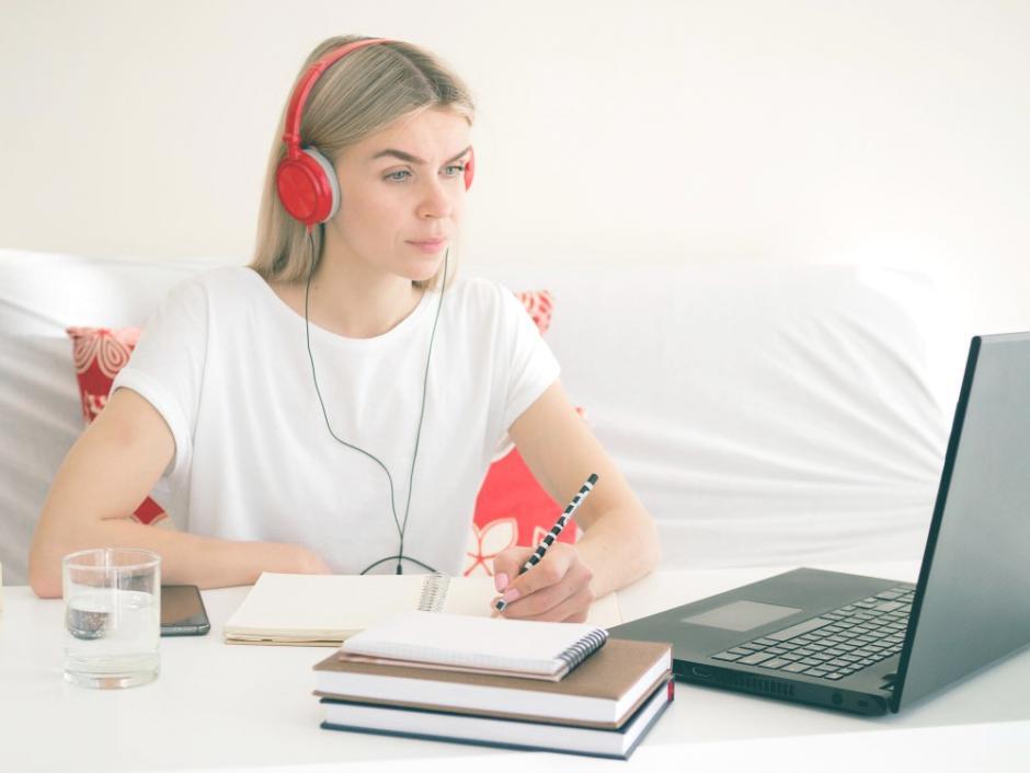 Participant en séminaire travaillant sur une analyse de développement commercial